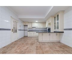 DESCUBRE LA COMODIDAD Y EL LUJO EN ESTA ESPACIOSA CASA DE 5 DORMITORIOS Y 2 BAÑOS EN RAMON GALLUD