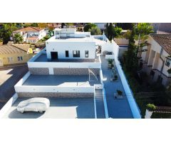 ¡Exclusivo Chalet Reformado en Los Balcones, Torrevieja!