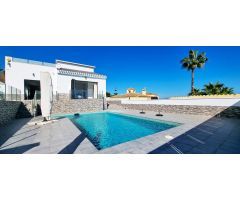 ¡Exclusivo Chalet Reformado en Los Balcones, Torrevieja!