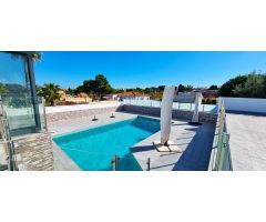 ¡Exclusivo Chalet Reformado en Los Balcones, Torrevieja!