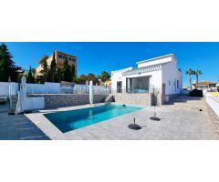 ¡Exclusivo Chalet Reformado en Los Balcones, Torrevieja!