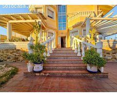 ¡Descubre la Exclusividad y el Lujo Mediterráneo en Esta Impresionante Villa en Esquina - Torrevieja