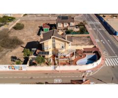 ¡Descubre la Exclusividad y el Lujo Mediterráneo en Esta Impresionante Villa en Esquina - Torrevieja