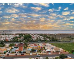 Un paraíso mediterráneo a tu alcance: Chalet estilo casa de campo en La Siesta, Torrevieja