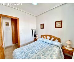 Ático con terraza acristalada, garaje y piscina comunitaria en Torrevieja