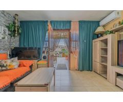 Chalet con terraza y vistas a la laguna rosa