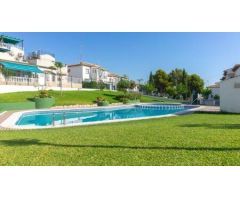 Chalet con terraza y vistas a la laguna rosa