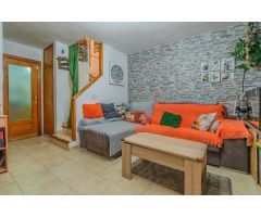 Chalet con terraza y vistas a la laguna rosa