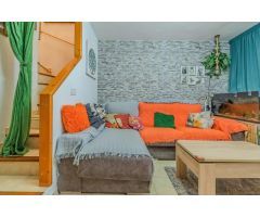 Chalet con terraza y vistas a la laguna rosa