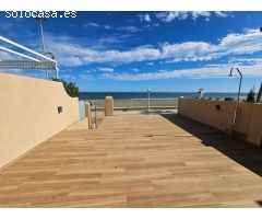 ADOSADO EN PRIMERA LINEA DE PLAYA EN TORRE DEL MAR