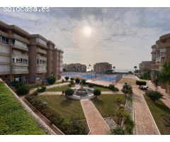 ¡Oportunidad única en Torrox Costa! Planta baja con local comercial y vivienda cerca de la playa.