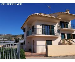 Maravilloso chalet pareado con grandes estancias, muy luminoso, todo exterior y con vistas al mar