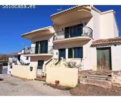 Maravilloso chalet pareado con grandes estancias, muy luminoso, todo exterior y con vistas al mar