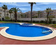 Bonito apartamento de planta baja con vista a la piscina y jardín comunal.