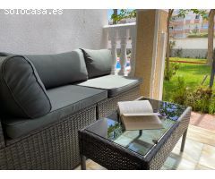 Bonito apartamento de planta baja con vista a la piscina y jardín comunal.