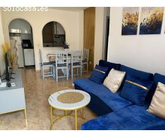 Bonito apartamento de planta baja con vista a la piscina y jardín comunal.