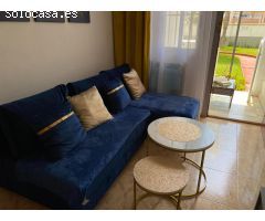 Bonito apartamento de planta baja con vista a la piscina y jardín comunal.