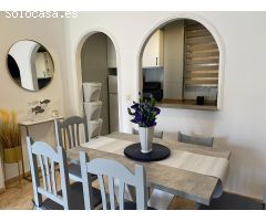Bonito apartamento de planta baja con vista a la piscina y jardín comunal.