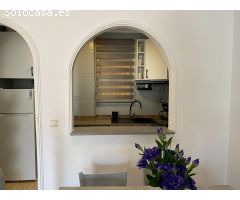 Bonito apartamento de planta baja con vista a la piscina y jardín comunal.