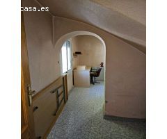 Casa grande con espacios dentro y fuera. Ideal para relajarte en la naturaleza