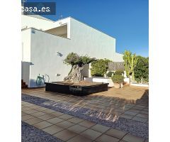 Casa independiente con jardín y piscina ubicada en la zona residencial de Mas Mel, una de las mejore
