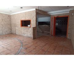 Local comercial o almacén, situado en la planta baja de un edificio en muy buen estado.