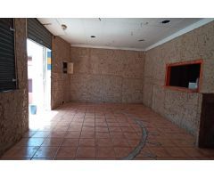 Local comercial o almacén, situado en la planta baja de un edificio en muy buen estado.