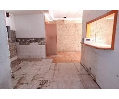 Local comercial o almacén, situado en la planta baja de un edificio en muy buen estado.