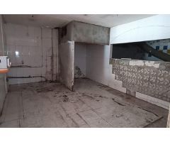 Local comercial o almacén, situado en la planta baja de un edificio en muy buen estado.