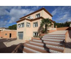 Amplia villa con piscina privada.