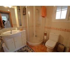 Amplia villa con piscina privada.