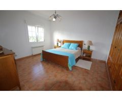 Amplia villa con piscina privada.