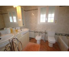 Amplia villa con piscina privada.