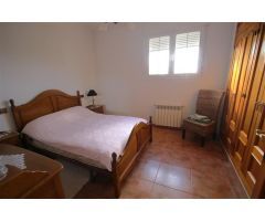 Amplia villa con piscina privada.