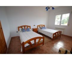 Amplia villa con piscina privada.