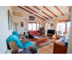 Villa en una amplia parcela con 3 casas de invitados separadas.