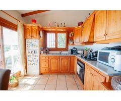 Villa en una amplia parcela con 3 casas de invitados separadas.