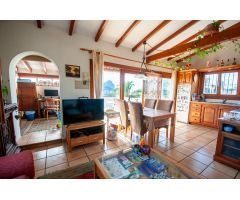 Villa en una amplia parcela con 3 casas de invitados separadas.