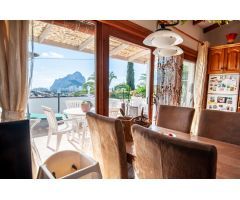 Villa en una amplia parcela con 3 casas de invitados separadas.