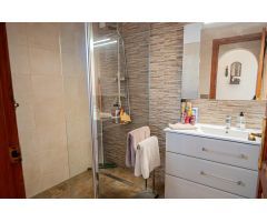 Villa en una amplia parcela con 3 casas de invitados separadas.