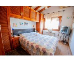Villa en una amplia parcela con 3 casas de invitados separadas.