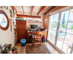 Villa en una amplia parcela con 3 casas de invitados separadas.