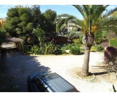 Gran parcela urbana con casa, a 600 m de la playa y junto a todos los servicios