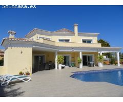 Elegante villa espaciosa, con jardín tropical y piscina privada.
