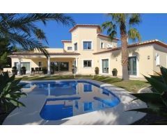 Hermosa villa grande con magníficas vistas al mar