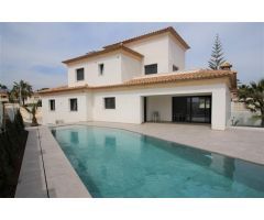 Villa con piscina infinita en zona tranquila y acabados de calidad