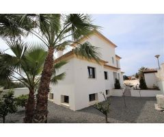 Villa con piscina infinita en zona tranquila y acabados de calidad