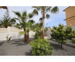 Villa con piscina infinita en zona tranquila y acabados de calidad