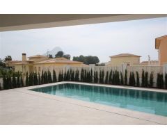Villa con piscina infinita en zona tranquila y acabados de calidad