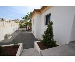 Villa con piscina infinita en zona tranquila y acabados de calidad